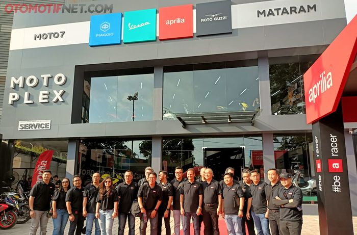 Acara grand opening Moto7 dealer Moto Plex pertama di Mataram, menjual brad Moto Guzzi, Piaggio, Vespa dan Aprilia 