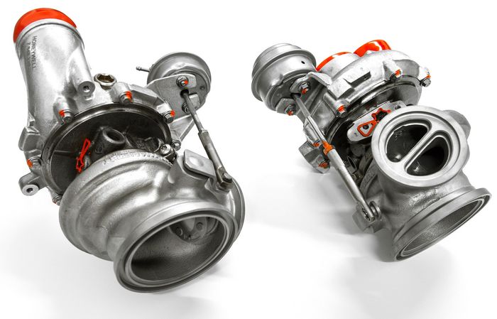 Sepasang turbocharger yang lebih besar