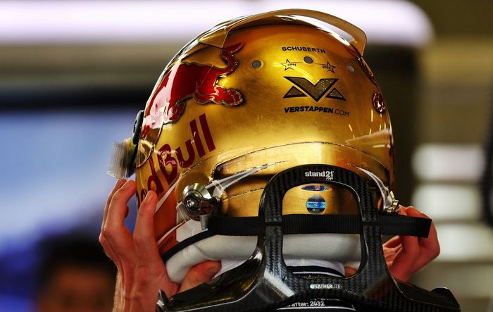 Max Verstappen menggunakan livery helm baru berlapis emas mulai di balap F1 Meksiko 2022