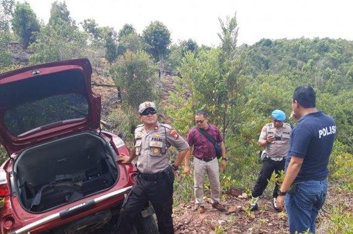 Toyota Avanza tahun 2017 ditemukan nyungsep di jurang di Batam