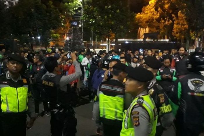 Salah satu contoh ketika para driver ojek online mendatangi Mapolrestabes Bandung, meminta polisi mengusut tuntas sebuah kasus