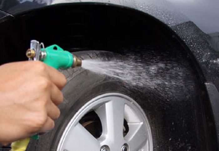 Membersihkan kolong mobil