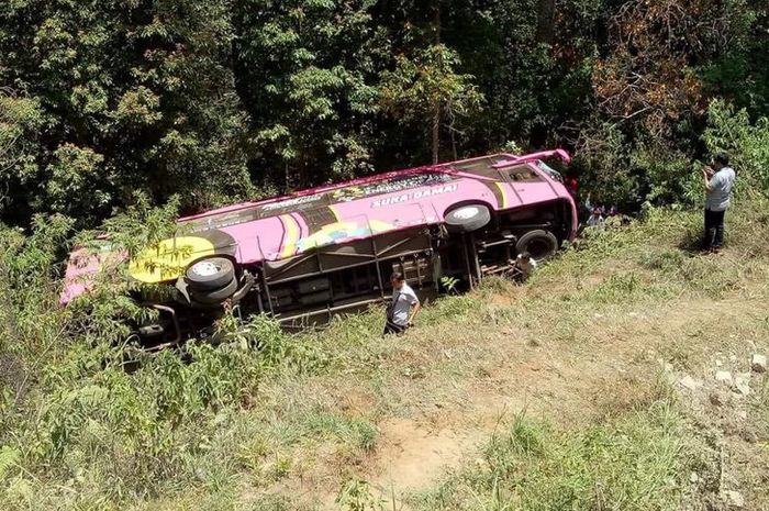 Bus Pariwisata pengangkut rombongan siswa jatuh ke jurang TawangMangu