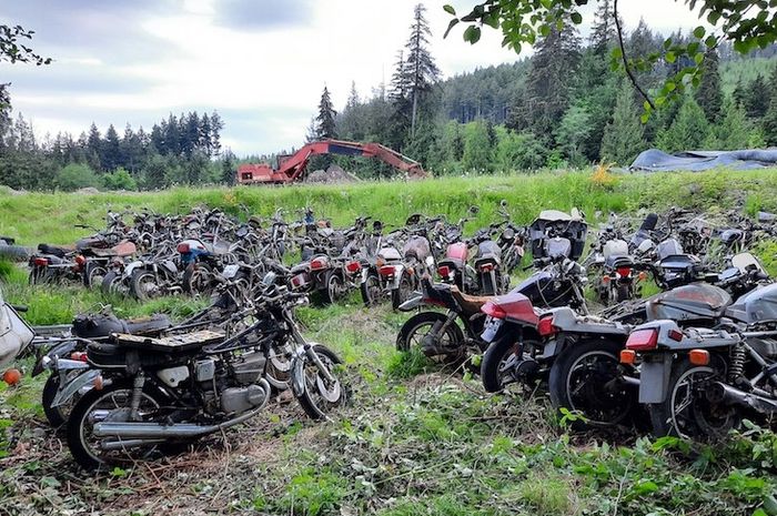 Deretan motor lawas dijual yang berada di wilayah Gibsons, British Columbia, Kanada.