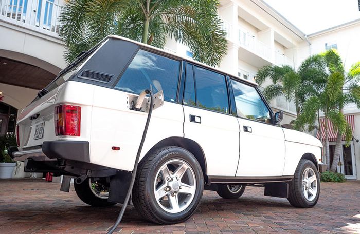 Eksterior Range Rover klasik dipercantik dengan cat Alpine White