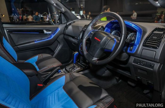Tampilan kabin modifikasi Isuzu D-Max lebih sporti pakai aksen biru