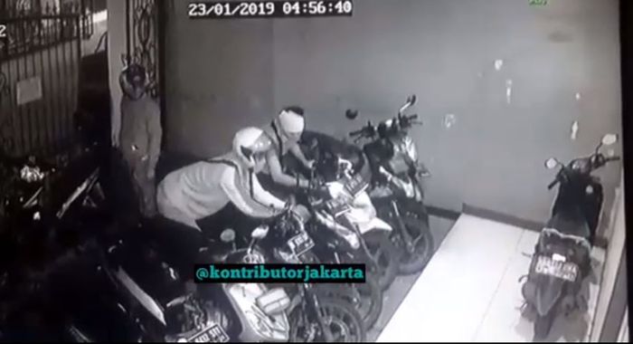 Pelaku maling motor sedang beraksi membobol rumah kunci Honda BeAT