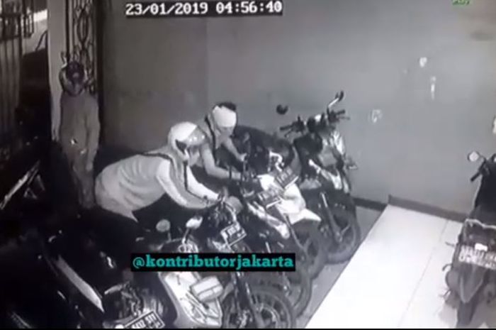 Pelaku maling motor sedang beraksi membobol rumah kunci Honda BeAT