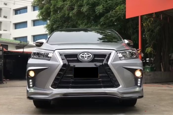 Modifikasi Toyota Kijang Innova pakai gril Lexus