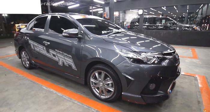 Sisi samping Toyota Vios diberi stiker bernuansa racing