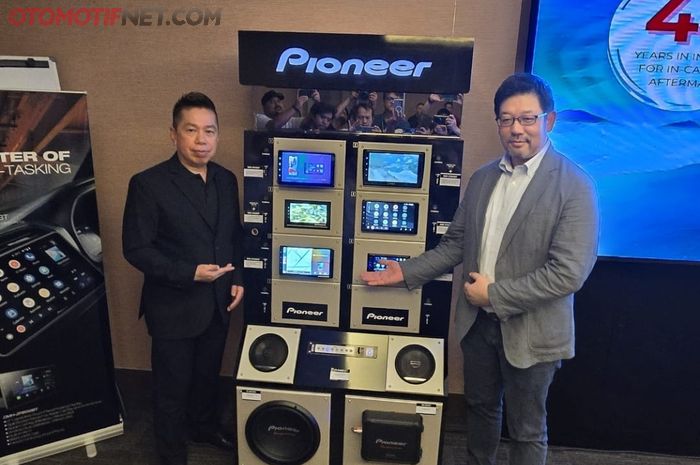 Sales Director PT BAPJ, Akiong (kiri) dan Arimasa Kinoshita, Managing Director Pioneer Electronic Asiacentre PTE. LTD.  berpose di depan produk baru Pioneer yang akan dipasarkan di Indonesia