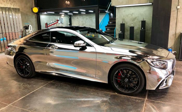 Tampilan samping Mercedes-AMG S63 Coupe dikelir silver