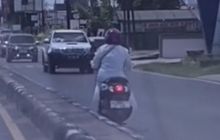 Pantas Aja, Ini Alasan Banyak Pemotor Wanita Sering Sein Kanan Belok Kiri