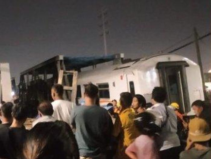 Satu penumpang KA 112 Brantas terluka imbas tabrak truk trailer lowbed hingga meledak di Jl Madukoro, Semarang