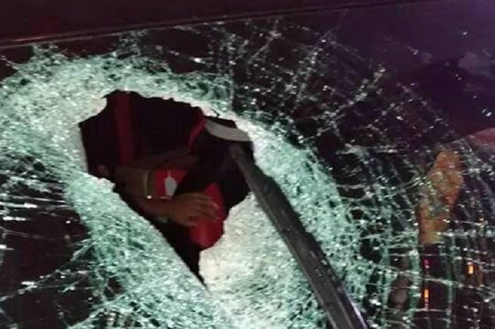 Posting kaca depan Toyota Rush yang ditimpuk batu dan menewaskan pengemudinya di ruas tol Cikunir