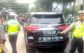 Enggak Pandang Bulu, Polisi Tilang Mobil Dinas Sekretariat Militer Presiden, Palsukan Pelat Nomor