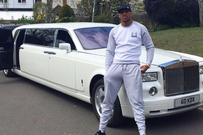 Anthony Joshua berpose di depan Rolls-Royce Phantom