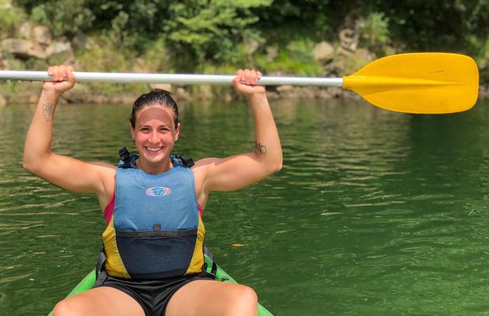 Ana Carrasco memperlihatkan oto kekar di tangannya saat liburan sambil berolahraga naik kano
