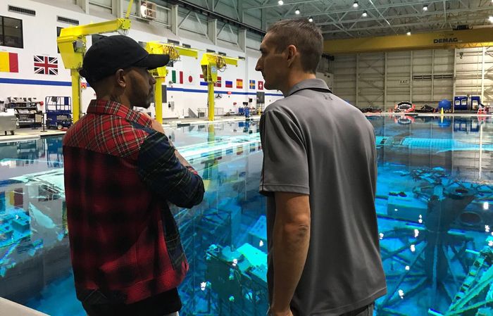 Lewis Hamilton mengunjungi kolam renang khusus buat latihan para astronaut