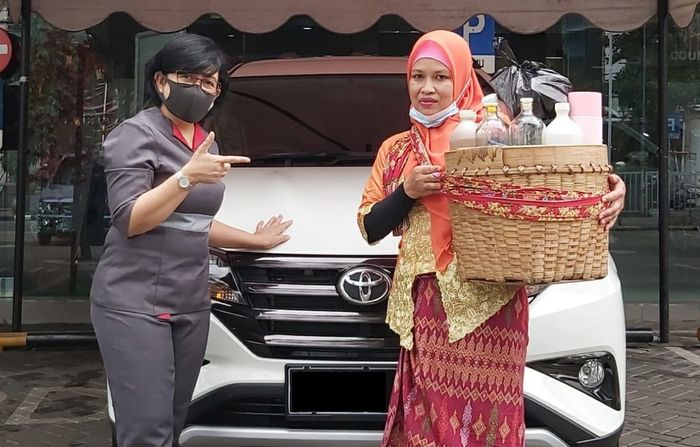 Pedagang jamu gendong dan sales yang memboyong Toyota Rush baru