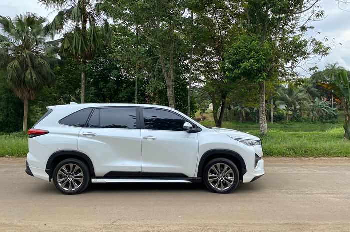 Ban OEM yang dipakai untuk sejumlah varian Toyota Kijang Innova Zenix dari Dunlop.