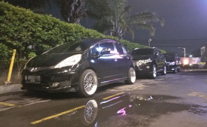 Honda Jazz dan Lexus RX270 yang terparkir di salah satu hotel