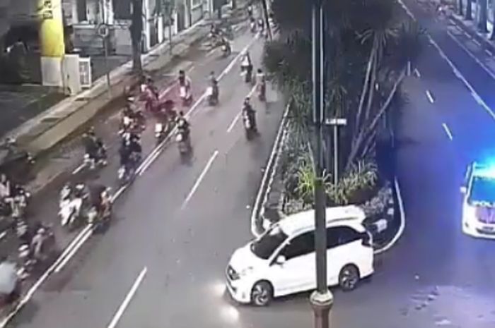 Pelaku balap liar di Jl. Darmo Surabaya kocar-kacir digerebek polisi