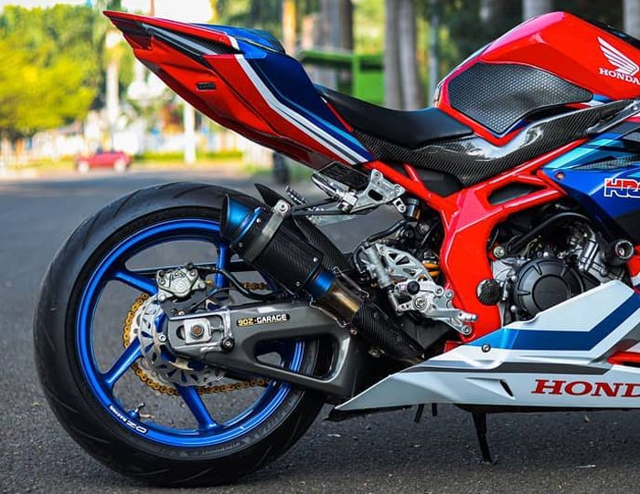 Pakai knalpot custom aftermarket biar suara khas 2 silinder makin menggema.