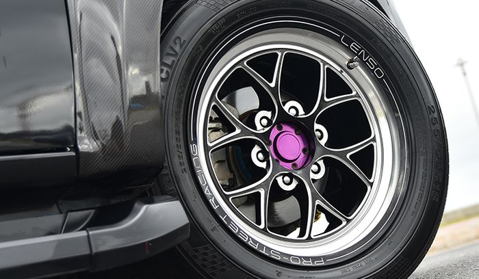 Isuzu D-Max pakai pelek Lenso Project D ukuran 18 inci 