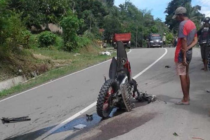 Kecelakaan lalu lintas bodi motor bagaikan menancap bumi