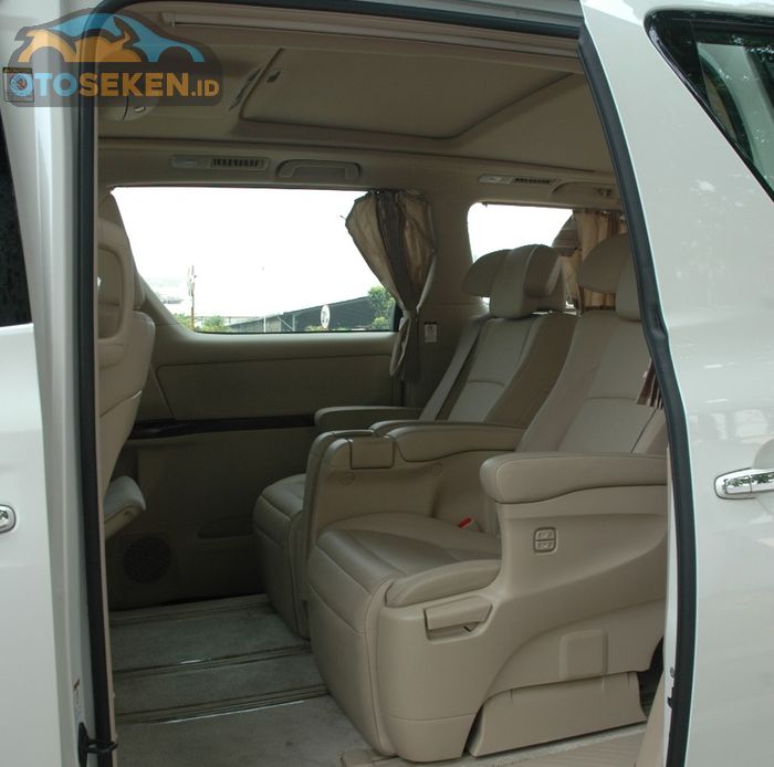 Kursi baris kedua Toyota Alphard 2008