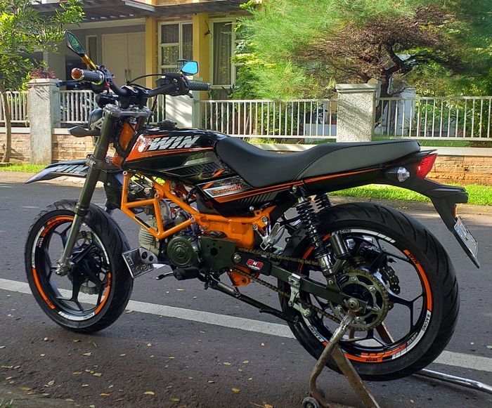 Modifikasi Honda Win bergaya supermoto KTM.