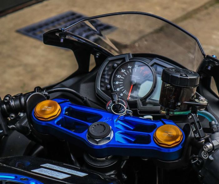 Triple clamp aftermarket garapan 77 Speedshop untuk Ninja ZX-25R, makin sporty