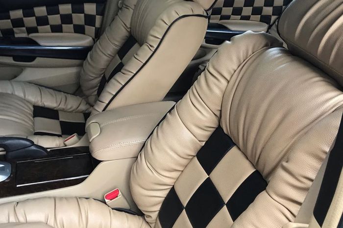 Jok dan trim pintu Honda Accord dilapis kulit warna krem dan hitam dengan pola motif catur