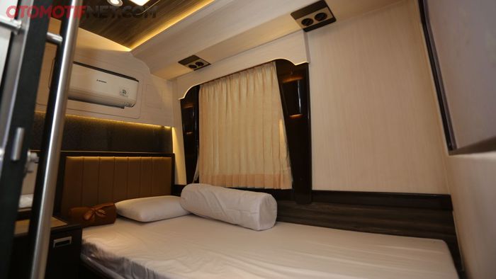 Kabin bus juga dilengkapi ruang tidur