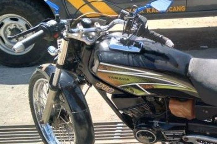 Yamaha RX-King gaplok pintu bagasi Honda Mobilio karena melakukan pengereman mendadak di jalan raya Pangandaran, Jawa Barat