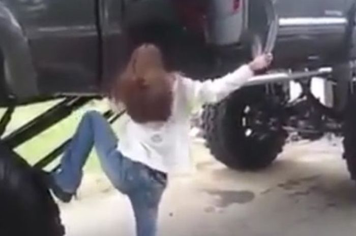 Cewek berusaha naik ke sebuah big foot