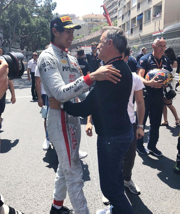 Mantan pembalap F1 Jean Alesi memberi ucapan selamat kepada Sean Gelael yang sukses finish di urutan kedua balap F2 Monako