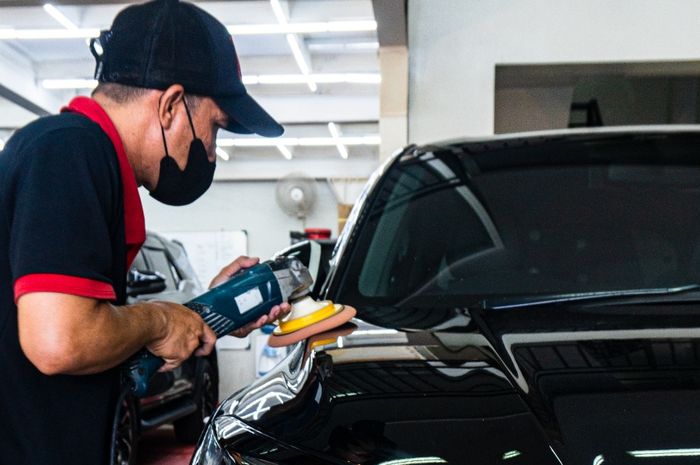 Bedanya detailing dengan coating dalam perawatan cat mobil agar tetap kinclong