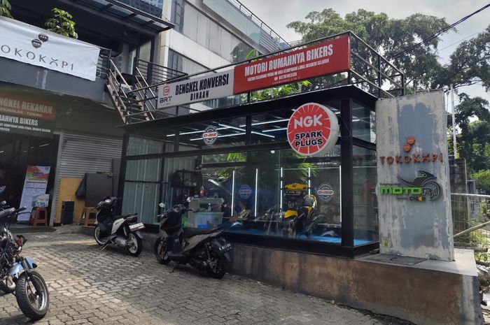 Ilustrasi. Bengkel Juara yang menjual busi NGK dan rantai DID versi premium