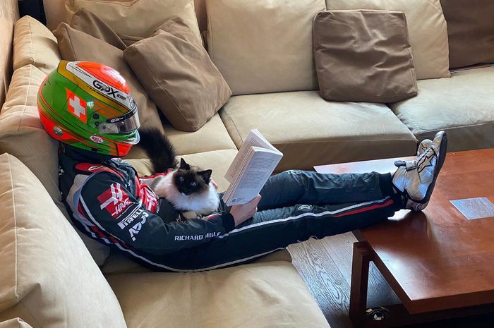 Pembalap tim Haas, Louis Deletraz berada di rumah, menunggu balap F1 2020 yang tak kunjung dimulai