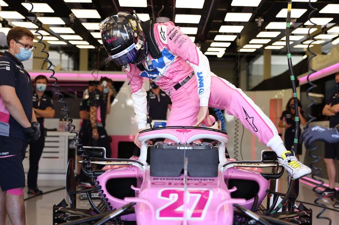 Nico Hulkenberg masuk ke kokpit mobil Racing Point RP20 untuk F1 Inggris. Nama pembalap dan negara di baju bagian perut ditutup, bagian kaki tampak cingkrang kependekan