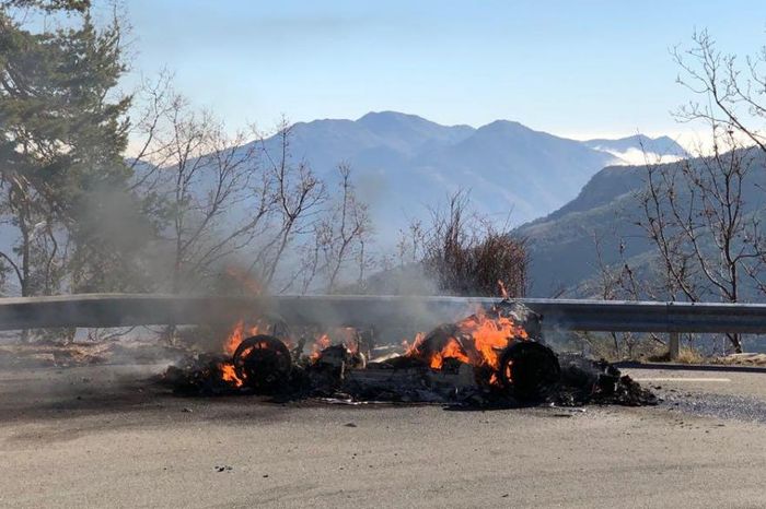 Dalam waktu empat menit dilumat api, mobil seharga Rp 900 jutaan tidak berbentuk lagi