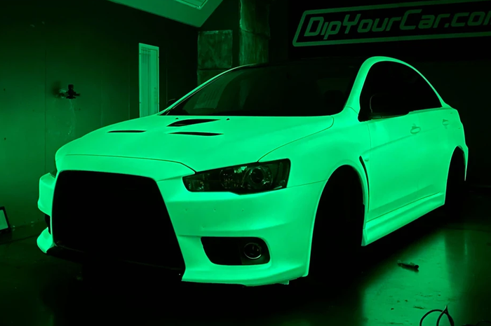 Modifikasi Mitsubishi Evo pakai lapisan glow in the dark