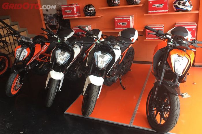 Jajaran produk KTM di dealer KTM Kebon Jeruk