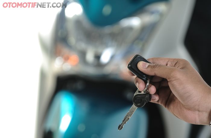 Khusus Mio S, ada gantungan kunci khusus yaitu remote answer back system.