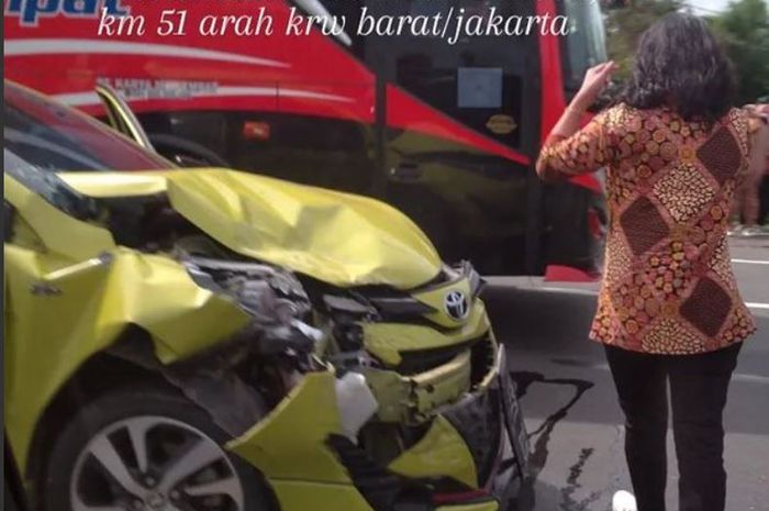 Kecelakaan Toyota Yaris tabrak Wuling Almaz di tol Jakarta-Cikampek KM 51