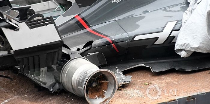 Kondisi mobil Romain Grosjean usai kecelakaan tunggal saat sesi latihan kedua di GP Malaysia.