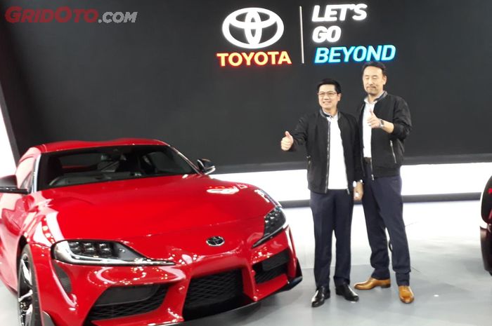Henry Tanoto (kiri) Vice President Toyota Astra Motor bersama Yoshihiro Nakata, President Director TAM