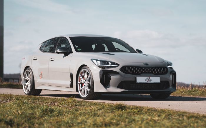 Tampilan depan modifikasi KIA Stinger